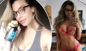 Shane Warnes rumoured fling Emily Sears flaunts cleavage | Daily Mail  Online