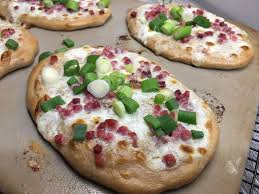 Fertig Gebackener Rahmfladen Mit Schmand Schinkenwurfeln Und Lauchzwiebeln Rezepte Fertiger Pizzateig Mittelalterliche Rezepte