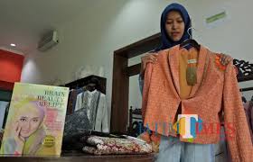 Terlihat elegan ketika anda menggunakan busana ini dibarengi dengan hijab modern ala ivan gunawan atau hijab seperti para hijabers terkenal. Lesu Penjualan Desainer Kondang Dian Pelangi Akhirnya Tutup Satu Butik Di Malang Malangtimes