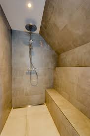 Edles Duscherlebnis Warm Und Freundlich Wirken Die Wand Und Bodenfliesen Der Duschnische In Der Die Dachschrage Edel Eing Duschnische Dusche Badezimmerboden