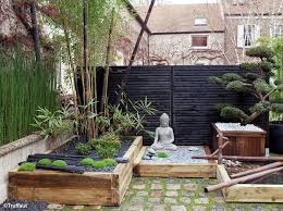 Très adaptée aux petites surfaces les plantes dressées s'installent au deuxième plan pour dynamiser le paysage et contraster avec le reste des plantes. Jardin Zen Visez La Plenitude Elle Decoration