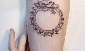 I tatuaggi sono tradizionali in molte diverse culture, come quella africana e una delle migliori opzioni di tatuaggio del serpente è un disegno avvolgente sul braccio. Tatuaggio Serpente Immagini E Significato Ligera Ink