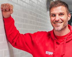 Bjarte myrhol schwimmt nicht mit dem strom. Supporter No Supporter No I Samarbeid Med Idrettsforbundet Har Vaert Sa Heldige A Fa Med Bjarte Myrhol Som Ambassador Under Stopp Kampanjen Dette Med Likeverd Og Gjensidig Respekt Overfor Andre Mennesker Det