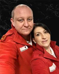 Die Ärztin, die ihr Herz an einen Feuerwehrmann verloren hat, der Polizist,  der mit einer Krankenschwester verheiratet ist