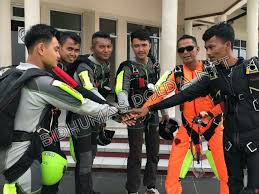 Gambar mewarnai mobil untuk anak paud dan tk. Peserta Dan Pengawas Instruktur Satbrimobda Ntt Mewarnai Latkatpuan Terjun Payung Korps Brimob Polri Tribrata News Polda Ntt