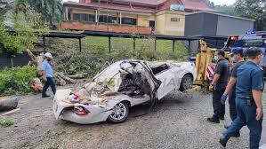 Celoreng bomba 109.856 views1 months ago. Tiga Terselamat Pokok Tumbang Hempap Kereta Dan Motosikal