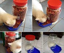 Diy tempat makan kucing dari botol bekas berfungsi sebagai tempat makan kucing otomatis. Buat Bekas Makanan Kucing Bila Bercuti Diy Dari Balang Kuih Dan Bekas Aiskrim Blog Santai Santai Jerr