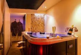 Maison Avec Jacuzzi Et Piscine Privative Gallician Jacuzzi Interieur Maison Salle De Bain Simple