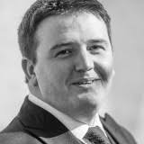 V kotlech a trubkách z mědi vyrábí tradiční metodou z vlastního ovoce exkluzivní odrůdové pálenky. Tomas Syrovatka
