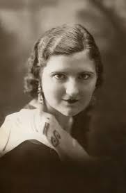 La exposición de 'mujeres modernistas' de Pilar de la Horadada rescata el  arte del retrato de estudio