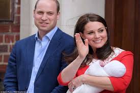 La coppia ha mostrato louis, ora possiamo chiamarlo finalmente in un modo diverso da royal baby, e ha consentito ai fotografi di mezzo mondo di. Terzo Figlio Di William E Kate Primo Piano Del Bebe