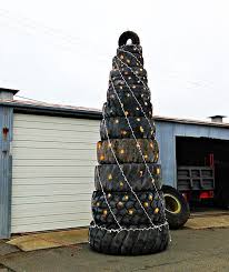 Pohon natal ini terbuat dari botol air mineral bekas. 7 Pohon Natal Cantik Berikut Ini Dibuat Dari Barang Barang Bekas