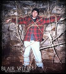 It has no fancy special effects or digital monsters, but its characters get lost in the woods, hear noises in the night and find disturbing stick figures hanging from trees. The Blair Witch Project Horror Klassiker Hatte Beinahe Ein Ganz Anderes Ende Gehabt Blairwitch De