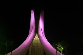 لا أحد يُصدّق أنّ جزائريا لا يعرف المعلم الشهير مقام الشهيد المطل من أعالي هضبة المدنية صالومبي على الجزائر العاصمة فمنذ إنجازه سنة 1982 بمناسبة إحياء الذكرى العشرون لاستقلال الجزائر، وهو يمثّل رمزا للجزائر. Ù…Ù‚Ø§Ù… Ø§Ù„Ø´Ù‡ÙŠØ¯ Ø£Ø·ÙˆÙ„ Ù†ØµØ¨ ØªØ°ÙƒØ§Ø±ÙŠ ÙŠØ®Ù„Ø¯ Ø«ÙˆØ±Ø© Ø§Ù„Ø¬Ø²Ø§Ø¦Ø±