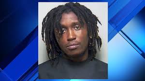 As deputies enter back door, suspected burgler runs out front