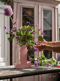 Marc müller ist seit seiner zweijährigen volontärsausbildung bei der dpa auch als freier fotograf für die größte deutache nachrichtenagentur tätig. Ettore Sottsass Jr Flower Vase Shiva Von Sottsass Jr Im Designlager Dulmen