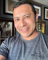 I'm a single gay looking for a relationship if interested dm