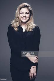 If there is a star who loves play with her hair it's the singer louane. Louane Jour 1
