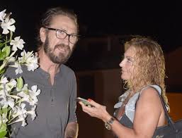 Conosciamo meglio la storia di loredana giallini, la moglie dell'attore romano marco, morta per emorragia cerebrale. Marco Giallini Il Gesto Dell Attore Per Loredana La Moglie Morta Improvvisamente Tra Le Sue Braccia Mag 24 Informazione Indipendente