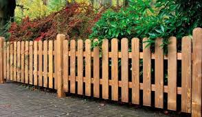 Die Holzgartenzaune Kappeln Wird Gefertigt Aus Der Kiefer Und Fichte Aufgrund Der Nussbaumfarbenen Holzlasur Sind Die Zaunelemente Zaune Gunstig Zaun Garten