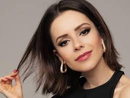 Com namorado e ex na plateia, Sandy faz participação surpresa no The Town