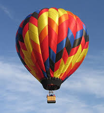 Balon udara panas sedang inflated dengan pembakar burners sebelum diluncurkan. Blogsukasuka Belon Udara Panas