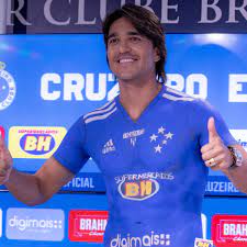 Jogou no cruzeiro nos períodos de 2007 a 2008, 2014 e 2020. Inusitado Marcelo Moreno Chega Ao Cruzeiro E E Apresentado De Forma Diferente Tnt Sports