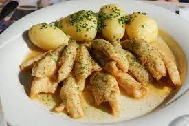 gebratene egli filets vom murtensee mit kartoffeln kulinarisch hauptspeise grosser fisch