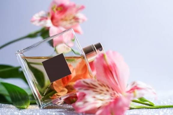 Sstt... Ini Lho 5 Aroma Parfum Wanita yang Bikin Pria Jatuh Cinta!