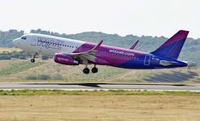 Wizz air permits 1 x small cabin bag to be carried for free as long as it measures less than 42x32x25cm. Griechenland Verbietet Wizz Air Fluge Nach Athen Bis Zum 14 August 2020