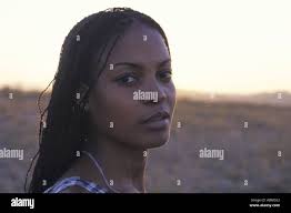 Latin 25 anni donna mulata cubana pelle scura slim felice america latina  Caraibi Kike Calvo V W Foto stock