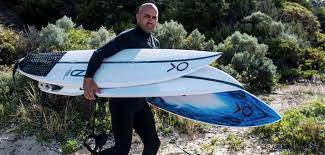 « je la surfe dans toutes les conditions de vagues qui ne sont pas trop grosses, mais même quand c'est fat voir aussi : Kelly Slater Vous Invite A Tester Ses Planches De Surf Sur La Cote Atlantique