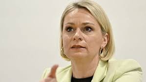 She is also the leader of the party's parliamentary group in the national council since 2018. Beate Meinl Reisinger News Hintergrunde Horizont