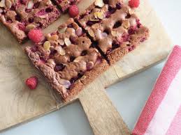 Der kuchen kommt ganz ohne mehl, zucker und butter aus und schmeckt trotzdem unglaublich lecker. Himbeer Schokolade Kuchen Gourmeet Me Der Food Lifestyleblog