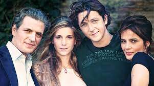 Se i protagonisti di ricordati di me avranno fatto ricorso al logopedista dopo l'interpretazione del film, agli spettatori si possono presagire danni quasi certi alla tromba d'eustachio. Rq Pqjr5qqrbdm