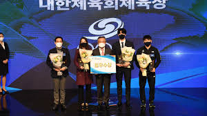 『아픔이 길이 되려면』 김승섭 교수 추천 최고의 르포에 주는 에곤 에르빈 키쉬 상 수상 단언컨대, 어떤 존재도 시간과 공간을 초월해 혐오로부터… ìœ ë„ ì•ˆì°½ë¦¼ ìˆ˜ì˜ í™©ì„ ìš° ëŒ€í•œì²´ìœ¡íšŒ ì²´ìœ¡ìƒ ìµœìš°ìˆ˜ìƒ ìˆ˜ìƒ Sbs ë‰´ìŠ¤