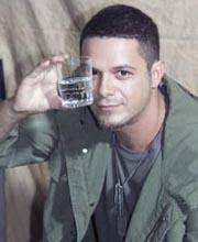 Alejandro Sanz: «Aún me emociona ver que la gente es capaz de juntarse para  decir «No a la guerra» y «No a ETA»»