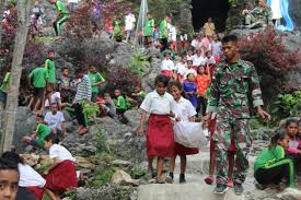 Selamat pagi, dapat berjumpa lagi bersama kita yang selalu setia buat update dan share. Ajarkan Kebersamaan Satgas Yonif 132 Bs Ajak Anak Sekolah Gotong Royong Pembersihan Lingkungan
