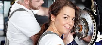 Auszubildender zum Karosserie- & Fahrzeugbaumechaniker:in