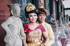 Aku ingat dulu waktu sma study tour ke bali ada yang foto prewedding di salah satu tempat wisata yang kami kunjungi. Prewedding Adat Bali Ayumi Dan Tude