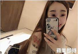 4k00:17smiling young woman customer holding credit card and smartphone sitting on couch at home. 17æ­²å°'å¥³æ€§æ„›æ¯'è¶´æš´æ–ƒé­ä¸ŸåŒ…æ¯æ'•å¿ƒ å¥³å…'å¾ˆä¹–ä¸å—'è—¥ é«˜é›„å„„é'«ç•¶èˆ– é«˜é›„å„„é'«ç•¶èˆ–çš„éƒ¨è½æ ¼ ç—žå®¢é‚¦
