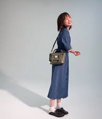 本田翼 オキニのバッグと レディーなワンピを ソックス ローファーで カジュアルダウンよ バッグは 本田翼xmichaelkors 私がコラボしたものよ わざ wacoca ローファー 本田翼 かわいい かわいい おんなのこ