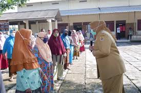 Rara melongokkan dari arah dapur. Safari Ramadan Pemkab Sragen Bagikan 1 260 Paket Sembako Berita Satu