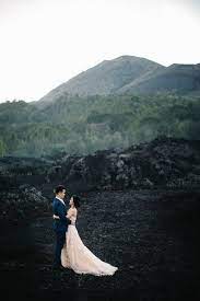 Oleh karena itulah saya akan memberikan beberapa gambar pemandangan alam yang indah mulai dari pemandangan alam pedesaan, pemandangan pantai, pegunungan hingga gambar pemandangan alam pedesaan. Foto Pre Wedding Yang Penuh Kesan Di Alam Terbuka Bridestory Blog