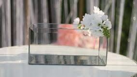 La decoración de bodas no es sólo poner una mesa bonita. El Salon De Bodas De Madera Esta Decorado Con Una Decoracion De Bodas Bonita Boda Metrajes Video De Decorado Decoracion 200451496