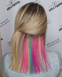 Coole Frisuren Versteckte Regenbogen Haare Blond Deckhaar Versteckte Regenbogenhaare Regenbogenhaare Trend Haarfarben