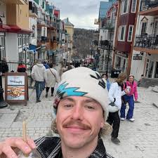 Ok vous ne savez pas ce qui m'est arrivé😳 Pour vous mettre en contexte,  j'étais à Tremblant avec @marceau.tvn et @charles_croteau pour un tournage.  Comme nous étions là pour 2 jours, c'est