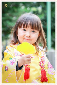 七五三 イチョウの葉を持つ3歳の女の子 七五三 女の子 デザイナー