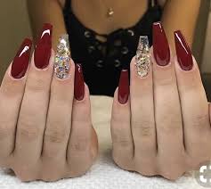 Las uñas acrílicas son una mezcla de polvo y monómero líquido que se combina para darle forma a en esta oportunidad te queremos dejar algunas ideas con diseños nuevos de uñas acrílicas para este 2021 hermoso decorado de uñas acrílicas con brillos. Pin De Christina Kugler En Acrylic Nails Unas De Gel Rojas Manicura De Unas Unas De Acrilico Elegantes