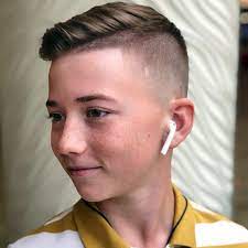 Moderne Variante Eines Irokesenhaarschnitts Fur Einen Jungen Coole Jungs Frisuren Jungs Frisuren Coole Frisuren